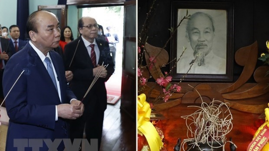 State leader offers incense to President Ho Chi Minh